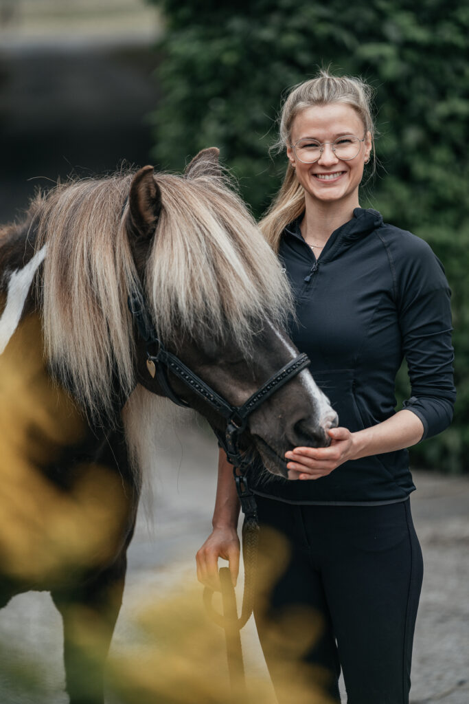 Leonie – erfahrene Pferde Osteopathin aus Münster